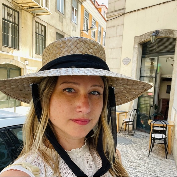 Meet your Poshers, Melissa & Perle - Picture 1 of 4